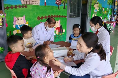 MỘT SỐ HÌNH ẢNH VỀ KHÁM SỨC KHỎE ĐỊNH KỲ CHO TRẺ TẠI TRƯỜNG MẦM NON TỊNH HIỆP NĂM HỌC 2025-2026.